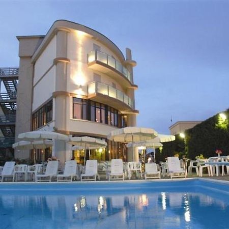 Hotel Capitol San Mauro Mare Экстерьер фото