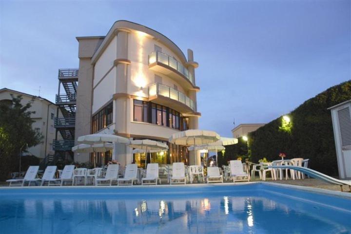 Hotel Capitol San Mauro Mare Экстерьер фото