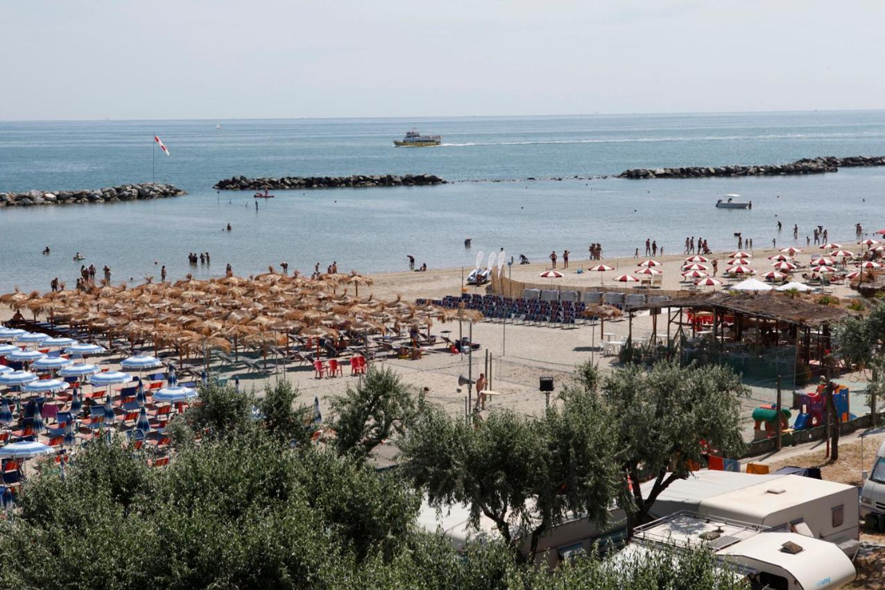 Hotel Capitol San Mauro Mare Экстерьер фото