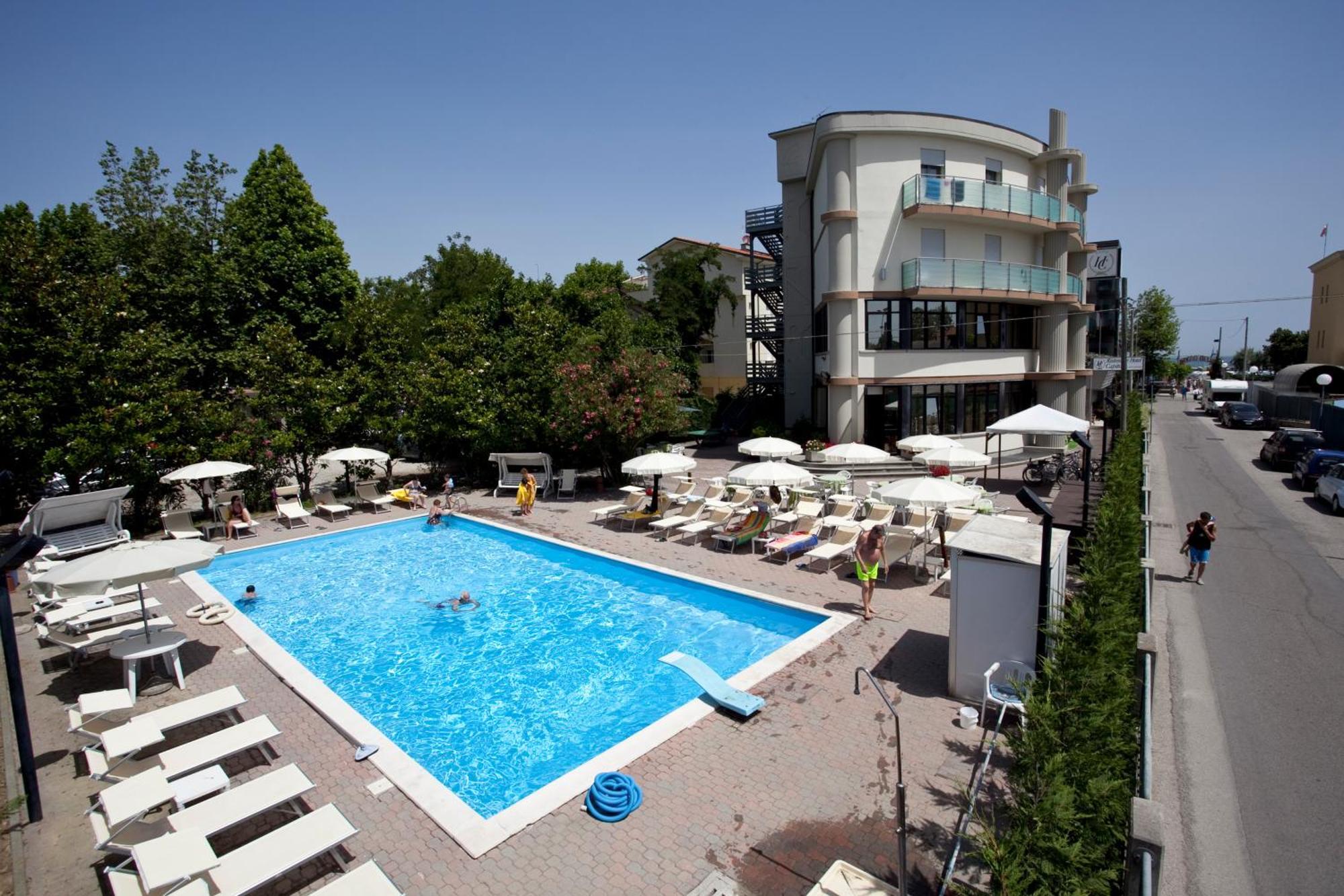 Hotel Capitol San Mauro Mare Экстерьер фото